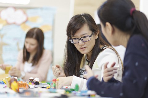 Studentinnen im Gespräch an einem Tisch