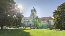 Georg-Schumann-Bau von außen bei Sonnenschein