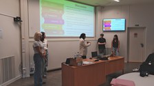 Man sieht Studierende bei ihren Präsentationen bei der Summer School