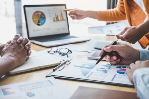 Man sieht verschiedene Dokumente zur Diskussion von Value-based Management