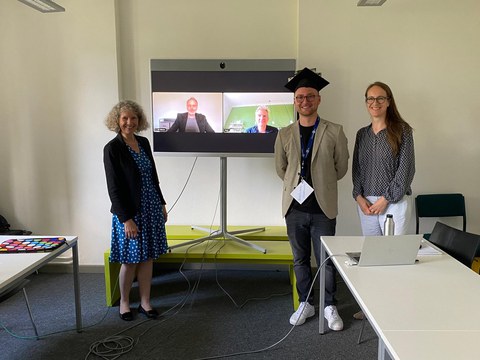 Das Bild zeigt Andreas Leibing nach seiner erfolgreichen Disputation