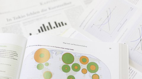 Zu sehen sind aufgeschlagene Publikationen