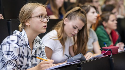 Es sind Studierende in einem Seminar zu sehen 