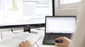 Es ist ein Bildschirm und ein Laptop zu sehen mit SPSS