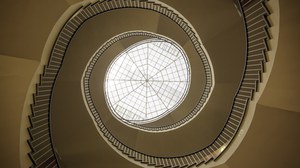 Zu sehen ist die Wendeltreppe im Hülße-Bau