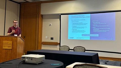 Richard Rau presenting at HICSS-58