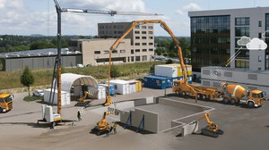 Eine Baustelle mit vielen Baugeräten wie Kränen, Betonmischern und Robotern, die alle digital vernetzt sin dund miteinander kommunizieren