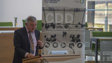 Referent Dr. Richter vom Statistischen Landesamt präsentiert seinen Vortrag