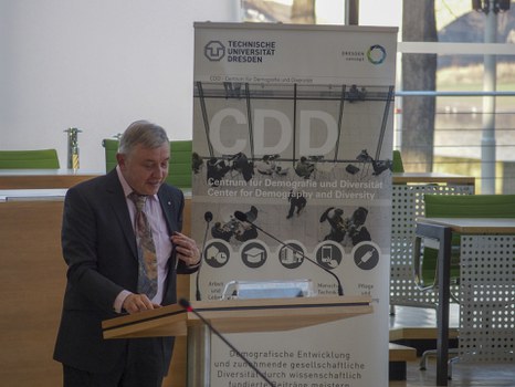 Referent Dr. Richter vom Statistischen Landesamt präsentiert seinen Vortrag
