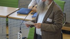 Teilnehmer aus dem Publik steht am Mikrofon