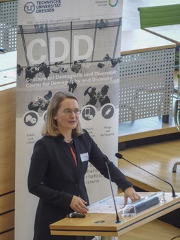Prof. Marquardt von der TU Dresden präsentiert ihren Vortrag