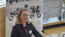 Prof. Marquardt von der TU Dresden präsentiert ihren Vortrag