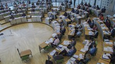 Teilnehmende sitzen im Plenarsaal 