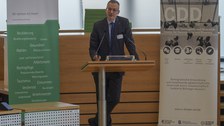 Herr Striebel von der AOK Plus präsentiert seinen Vortrag