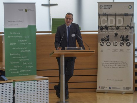 Herr Striebel von der AOK Plus präsentiert seinen Vortrag
