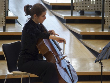 Junge Frau spielt Cello
