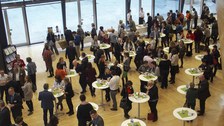 Teilnehmende der Veranstaltung unterhalten sich in der Pause
