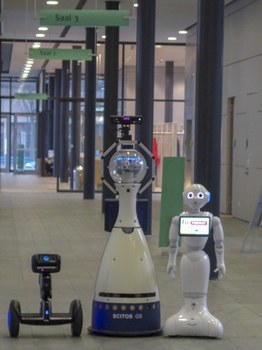 Gruppenfoto von drei Servicerobotern