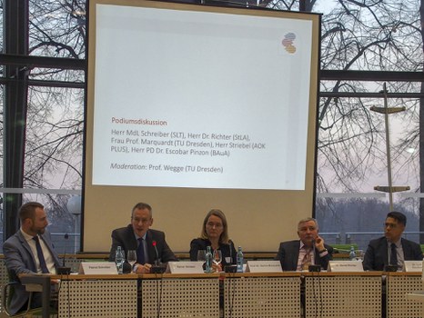 Fünf Teilnehmende der Podiumsdiskussion