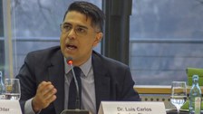 PD Dr. Escobar Pinzon spricht während der Podiumsdiskussion