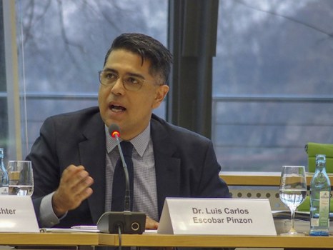 PD Dr. Escobar Pinzon spricht während der Podiumsdiskussion