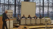 Podiumsteilnehmer und Moderator