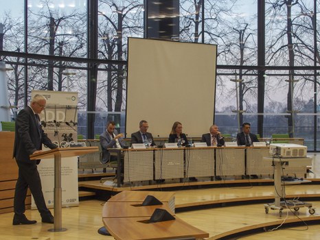 Podiumsteilnehmer und Moderator