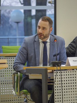 MdL Schreiber spricht während der Podiumsdiskussion