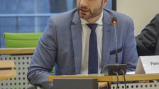 MdL Schreiber spricht während der Podiumsdiskussion