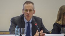 Herr Striebel spricht während der Podiumsdiskussion