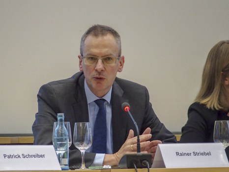 Herr Striebel spricht während der Podiumsdiskussion