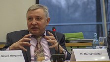 Dr. Richter Spricht während der Podiumsdiskussion
