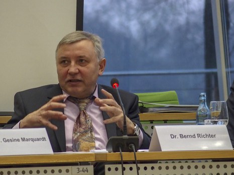 Dr. Richter Spricht während der Podiumsdiskussion