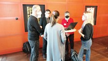 Personen stehen an Stehtischen und diskutieren