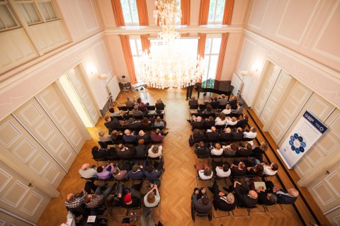Blick auf Saal von oben