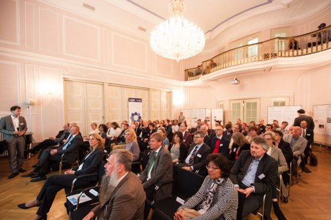 Sitzende im Saal
