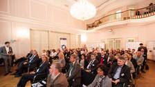 Sitzende im Saal