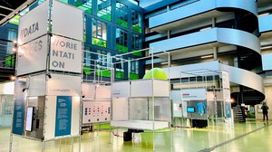Seitliche Ansicht der Ausstellung DataSpaces im Foyer des Andreas-Pfitzmann-Baus