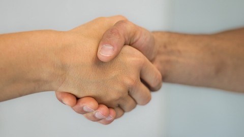Nahaufnahme der Hände von zwei Personen die Hände schütteln