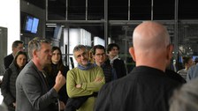 Teilnehmende bei der Eröffnung der Ausstellung während der Begrüßung durch Prof. Jens Krzywinski. durch P