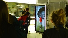 Besuchende testen auf der Ausstellung DataSpaces am Display das Exponat Magic Mirror.