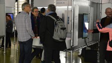 Zwei Gruppen von Teilnehmenden auf der Eröffung der DataSpaces-Ausstellung im Gespräch vor unterschiedlichen Exponaten.