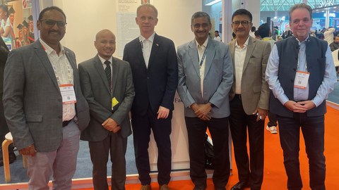 6 Männer - Prof. Köhler,  Jörg Hafer sowie Vertreter des Bildungsministeriums aus Assam nebeneinander auf der Didac-Konferenz in Indien (Foto).