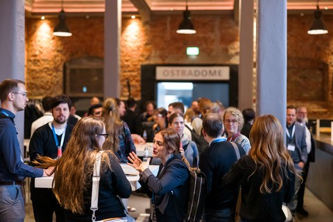 Foto. Teilnehmende des All-Hands-Meetings 2024.