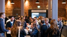 Foto. Teilnehmende des All-Hands-Meetings 2024.