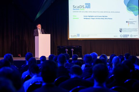 Foto. Prof. Dr. Wolfgang E. Nagel präsentiert beim All Hands Meeting 2024.