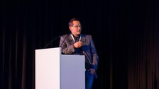 Foto. Prof. Dr. Christian Mayr präsentiert beim All Hands Meeting 2024.