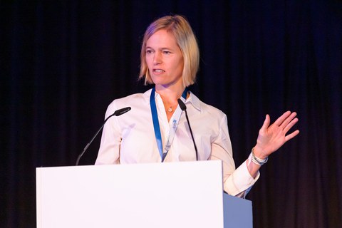 Foto. Prof. Dr. Birte Platow präsentiert beim All Hands Meeting 2024.
