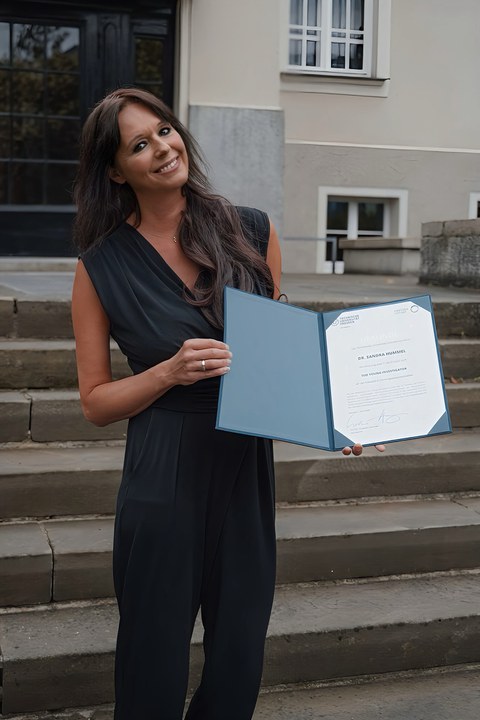 Photo: Dr. Sandra Hummel proudly presents the TUD Young Investigator certificate.
