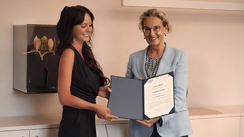 Foto. Rektorin Prof. Dr. Ursula M. Staudinger übergibt die Urkunde an Dr. Sandra Hummel.